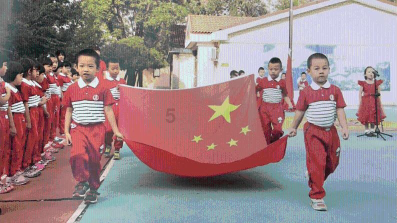 沙滩游玩的女孩们